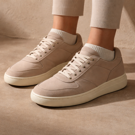 Minimalistische Sneaker mit weicher Velours-Optik